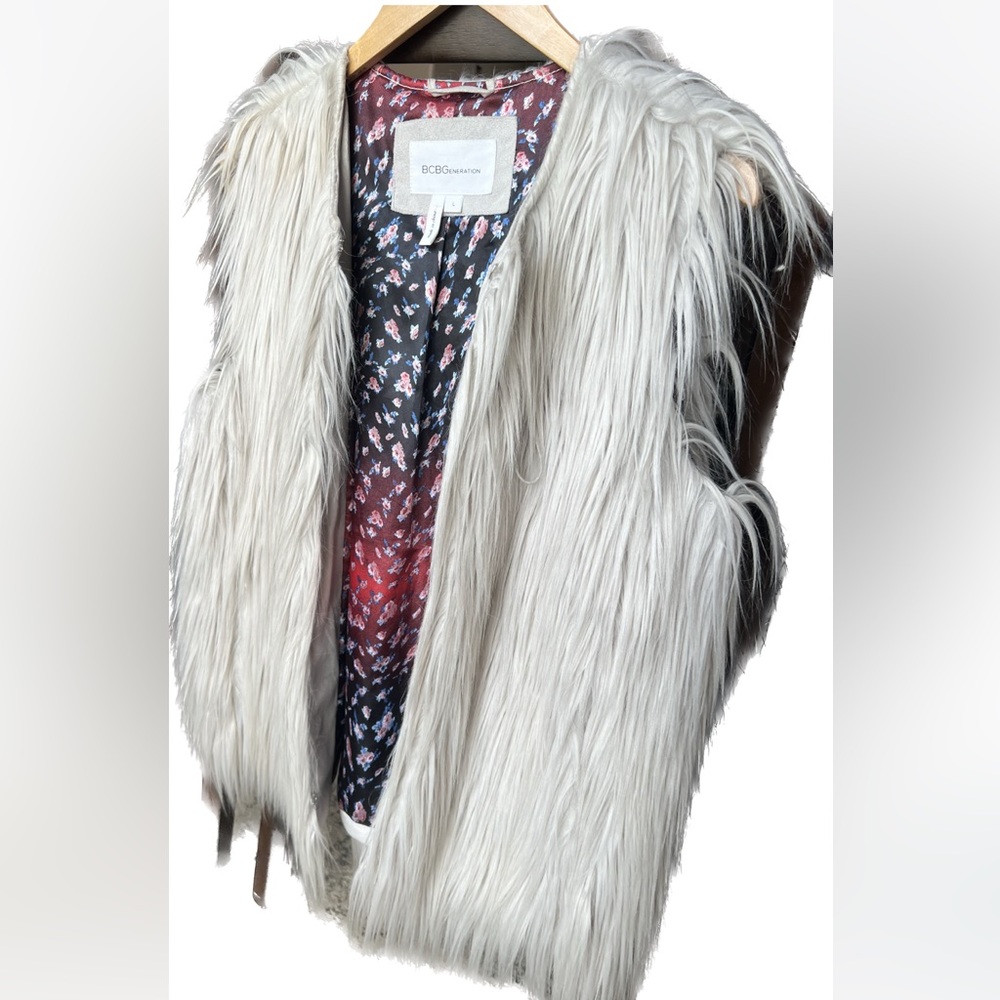 BCBG Faux Fur White Vest Women’s L large